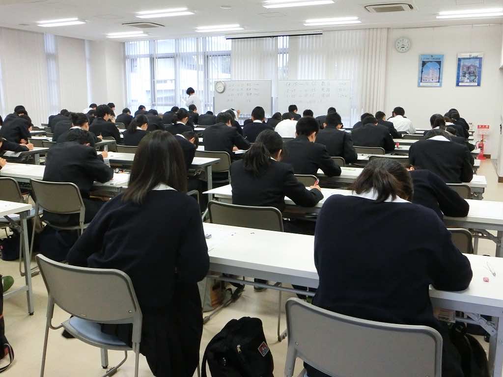 2016/11/10　アドバンス２日目・高１全統模試・正門前道路の様子