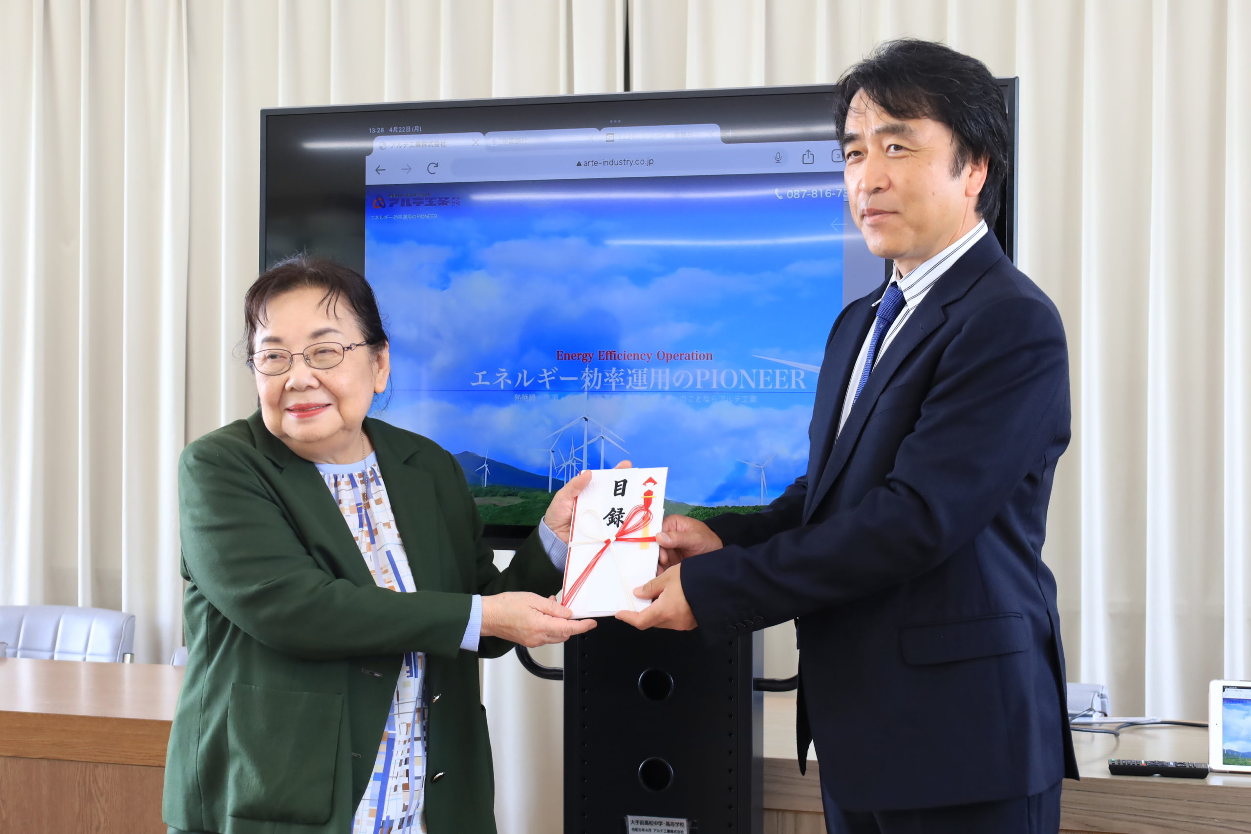 液晶ディスプレイ贈呈式