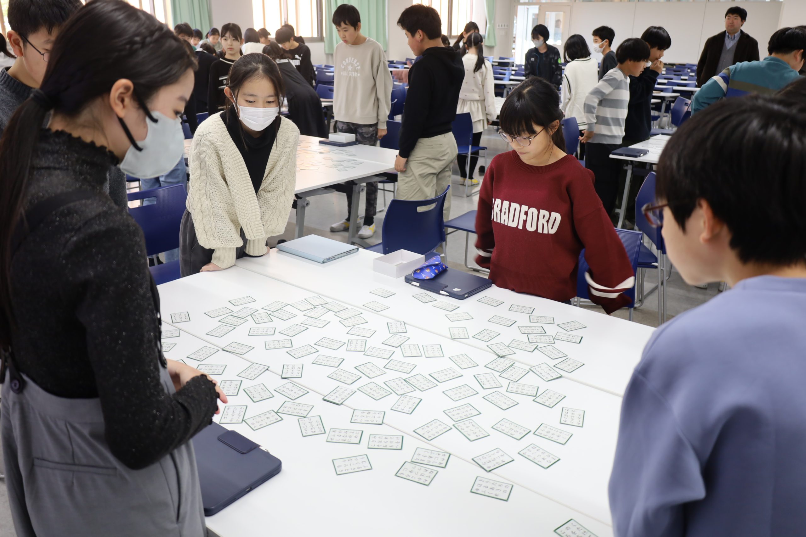 百人一首大会で熱戦！中学1年生がリテラで真剣勝負