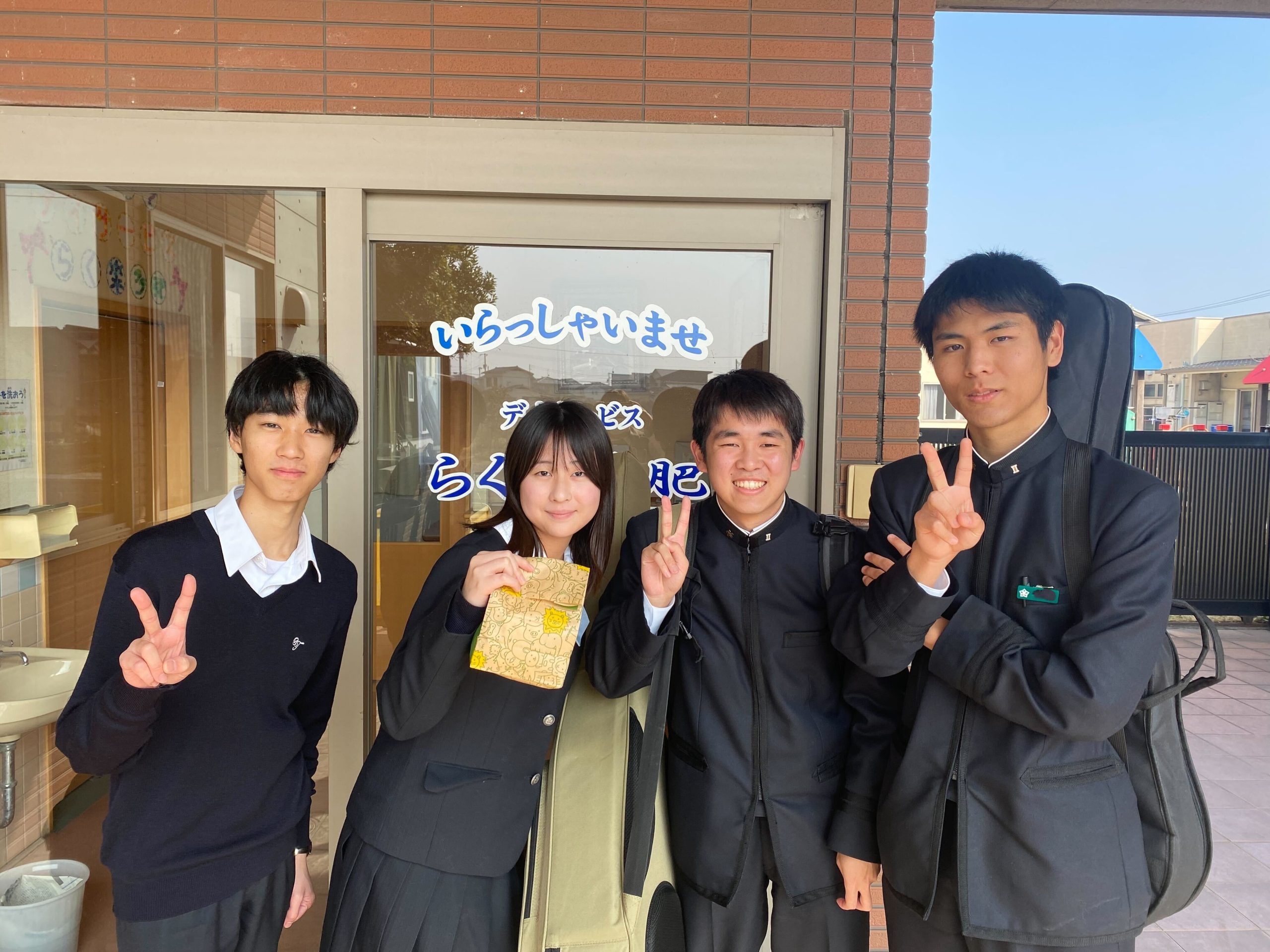 軽音楽部が慰問コンサートを開催しました