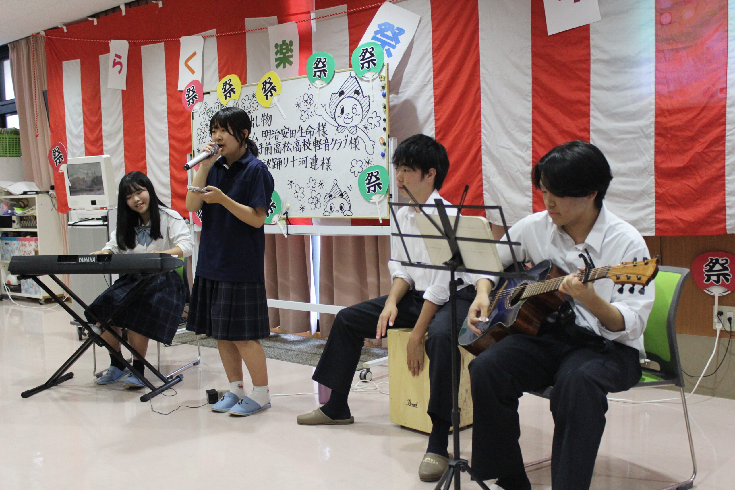 軽音楽部「らく楽花園 秋祭り」で弾き語りライブを披露