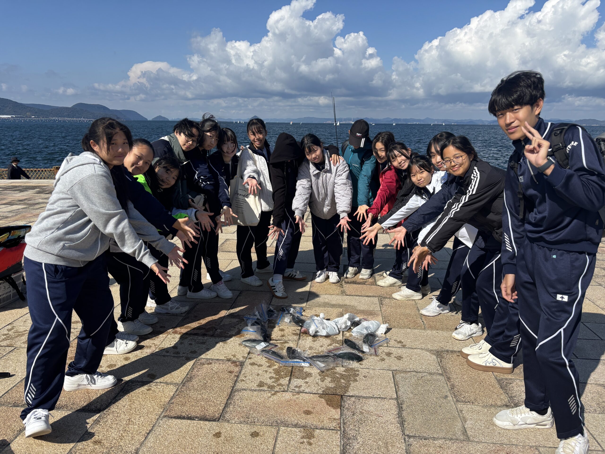 「海とふれあい、心をひらく」　―  自然体感　授業 ―