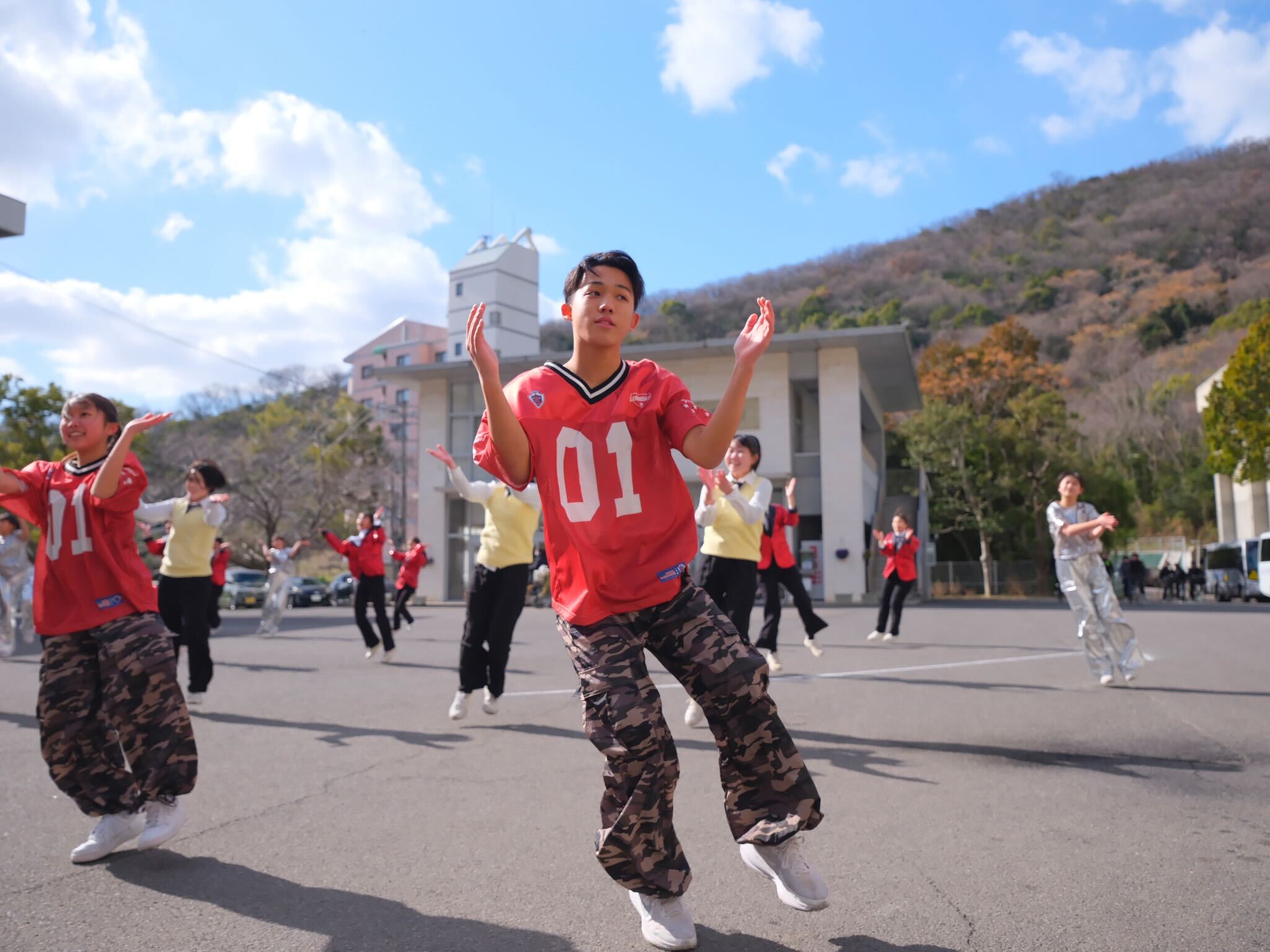 【ダンス部　中庭ステージを開催しました】（公演動画あり）